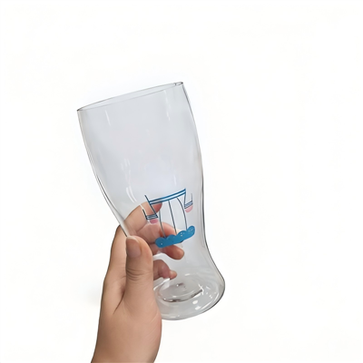 模様入りのプラスチック製ビールジョッキ